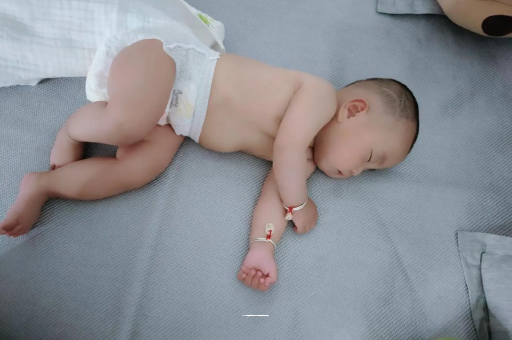 普洱宝宝拍嗝的正确方法